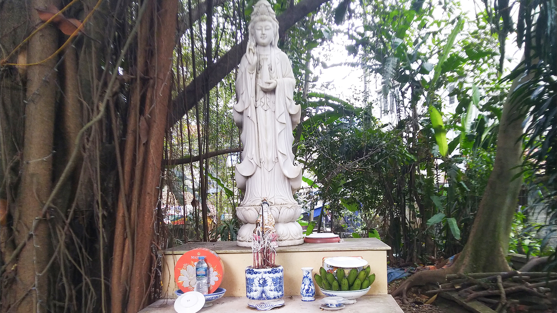 A.04_Trước Tượng Phật Bà Quan Âm.jpg